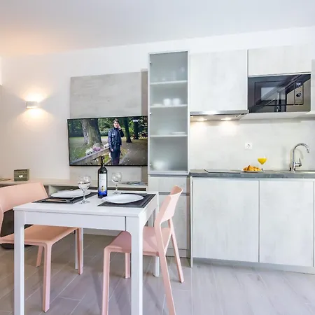 Appartement Beachfront Pebble Srzic