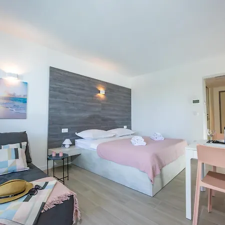 Appartement Beachfront Pebble Srzic